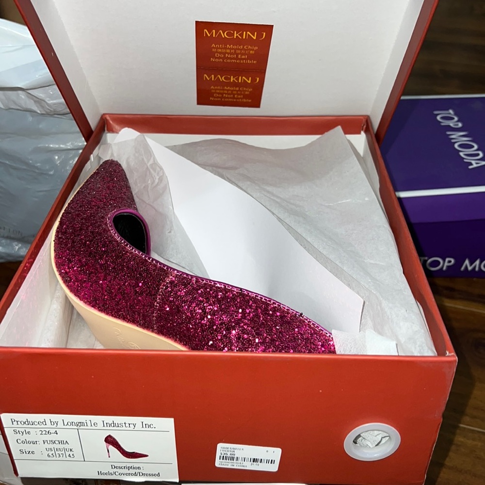 Fuschia pumps